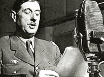 Le Général de Gaulle devant son micro et qui s'adresse aux Français