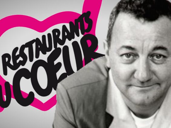 Le portrait de Coluche qui est devant le logo des Restos du coeur