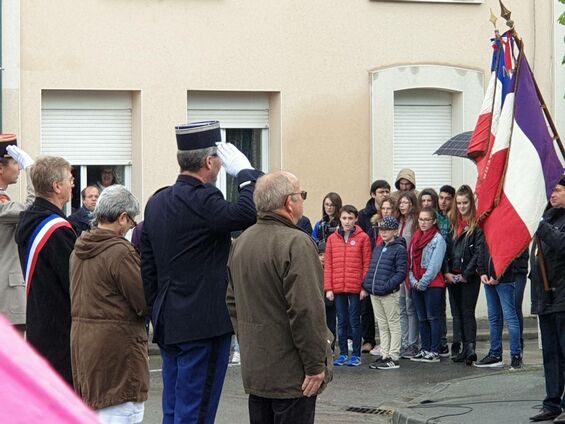 Les jeunes du Collège Froëhlicher et les enfants de l'Ecole Primaire Guillaume Dupré ont chanté la Marseillaise
